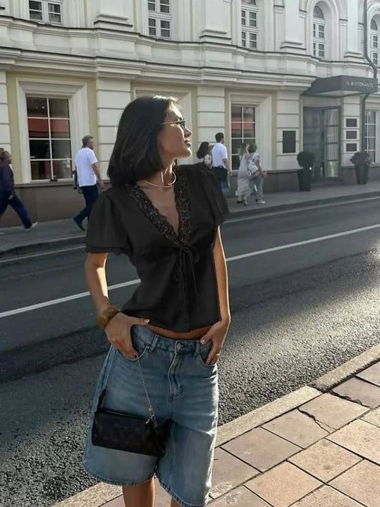 Elegant satin top med V-hals og blonder