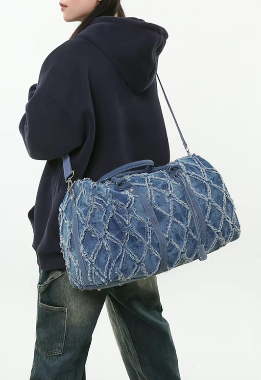 Stor denim duffelbag med struktureret design og rummelig kapacitet