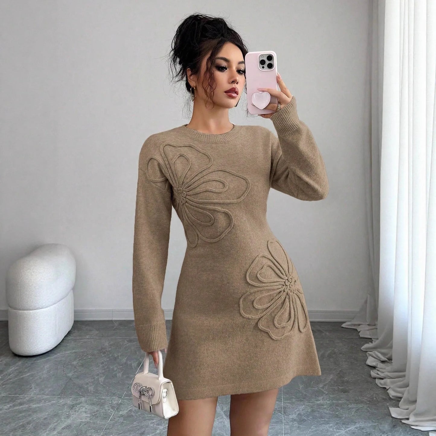 Strikket kjole til kvinder med dekorativ broderet struktur og rund hals