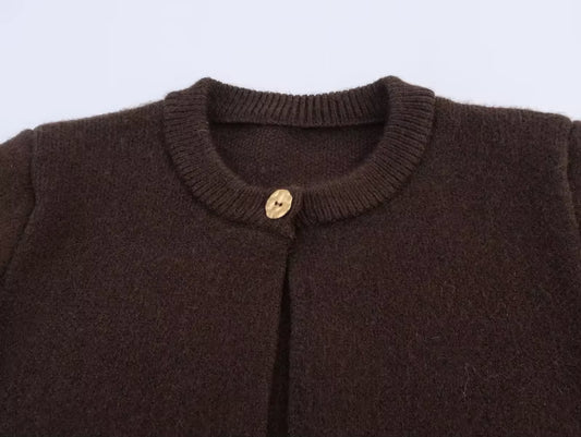 Dame striktrøje | Kaffe-brun farve | Elegant frynsekant & én knap