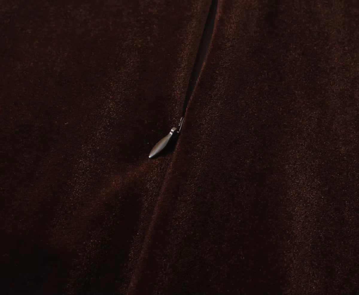 Elegant ærmeløs minikjole med slank pasform og blondekant