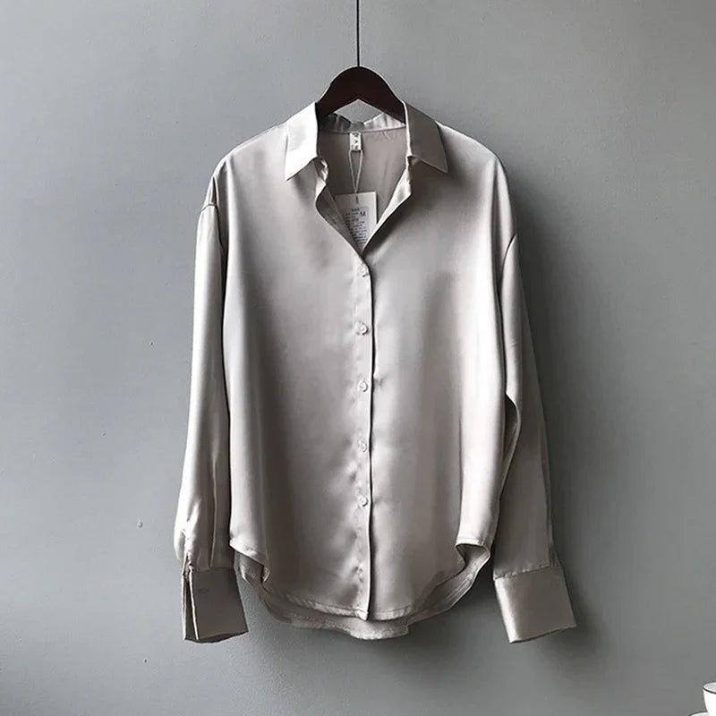 Kvinders Satin Skjorte med Knaplukning | Løs Pasform | Elegant Bluse til Forår og Efterår