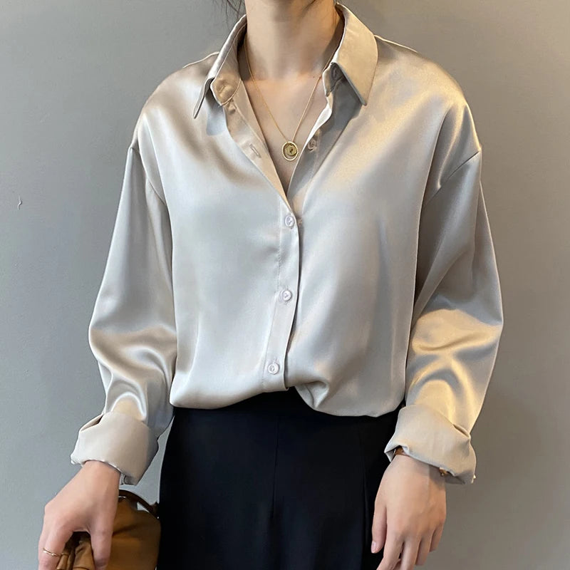 Kvinders Satin Skjorte med Knaplukning | Løs Pasform | Elegant Bluse til Forår og Efterår
