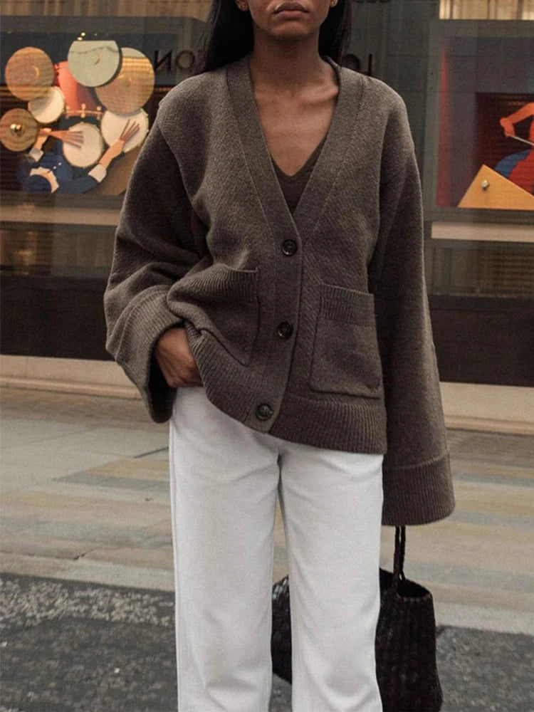 Kvinders Strikket Cardigan med V-udskæring | Elegant og Tidløs | Perfekt til Efterår og Vinter