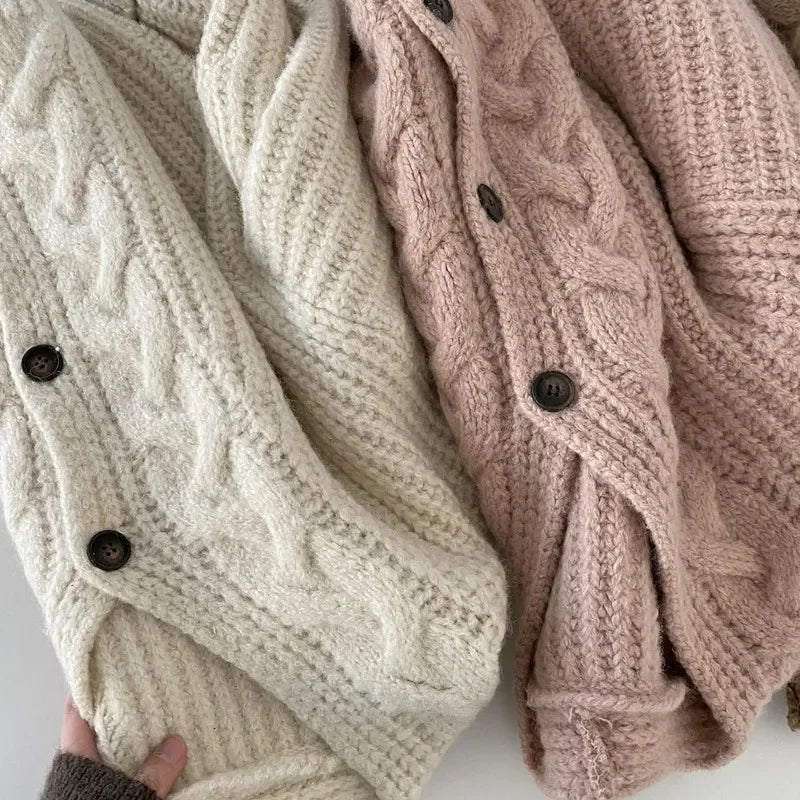 Kvinders Strikket Cardigan med V-udskæring | Løs Pasform | Varm og Elegant til Efterår og Vinter
