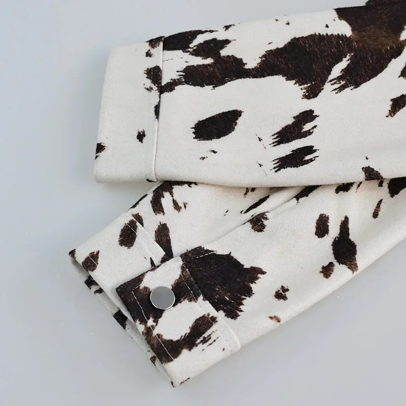 Kort jakke til kvinder | Trendy cow-print design | Langærmet og struktureret pasform