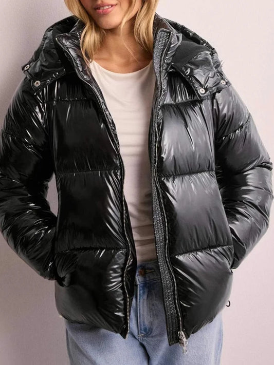 Vatteret jakke med glansfuld finish og praktisk hætte