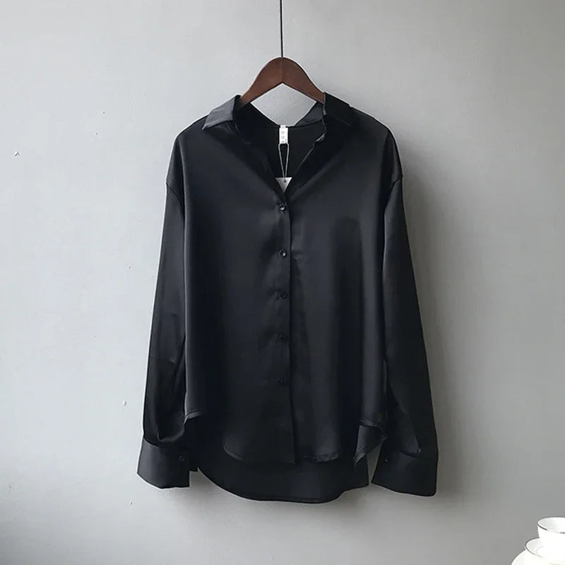 Kvinders Satin Skjorte med Knaplukning | Løs Pasform | Elegant Bluse til Forår og Efterår