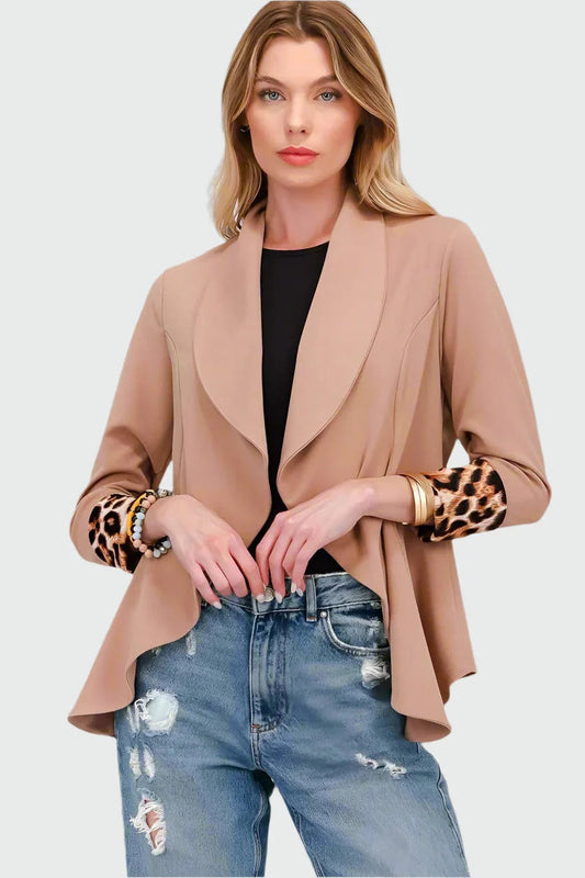 Elegant leopardmønstret blazer med åben front og opsmøgede ærmer