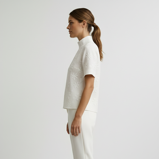 Elegant Damebluse med Broderi | Kortærmet Bluse med Ståkrave | Let og Feminin til Hverdag og Kontor