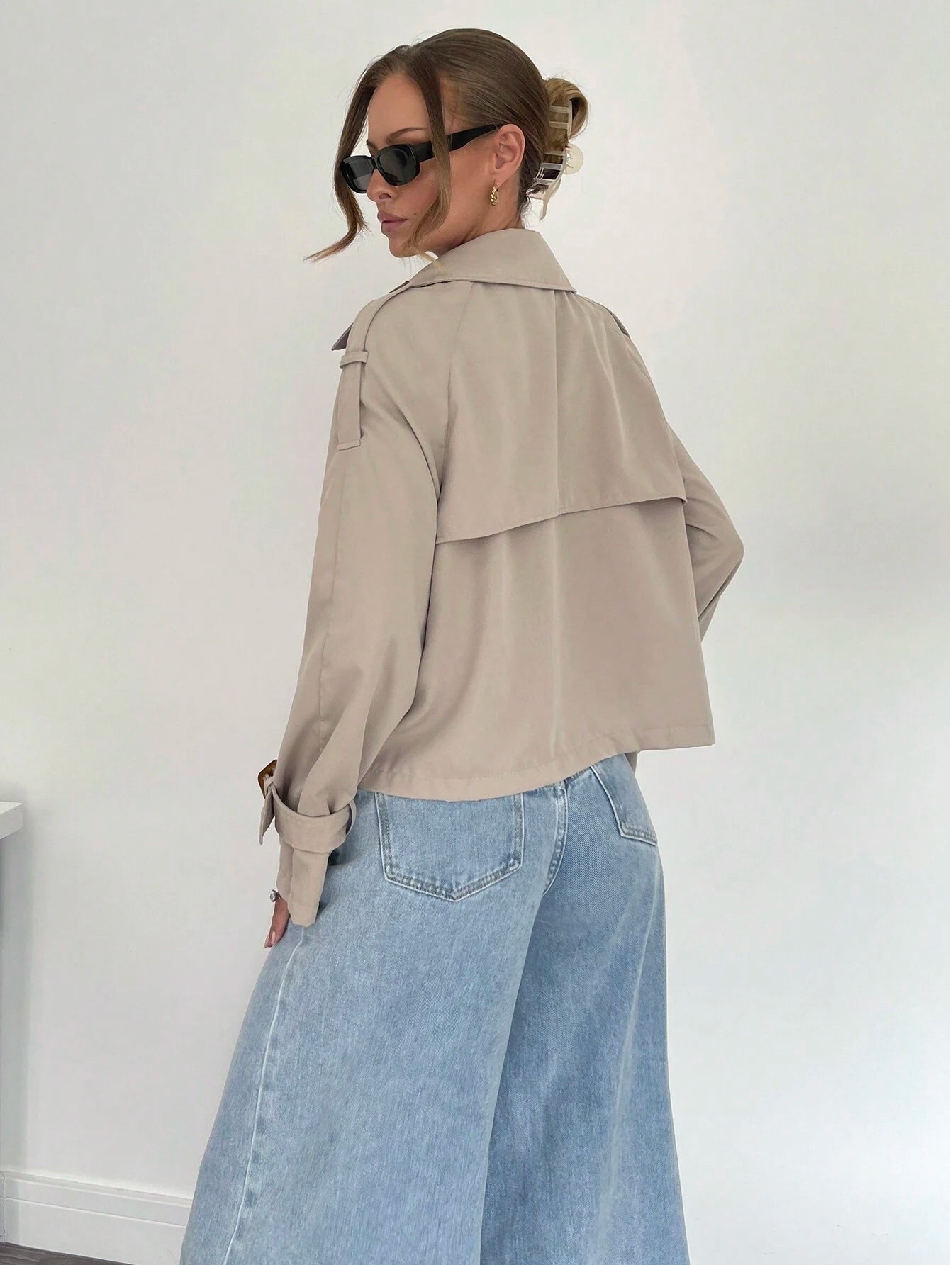 Kort trenchcoat til kvinder | Klassisk beige design | Med bælte og knaplukning