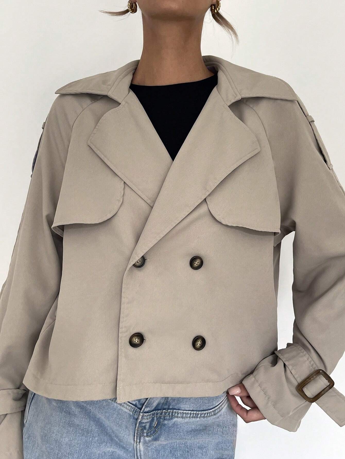 Kort trenchcoat til kvinder | Klassisk beige design | Med bælte og knaplukning