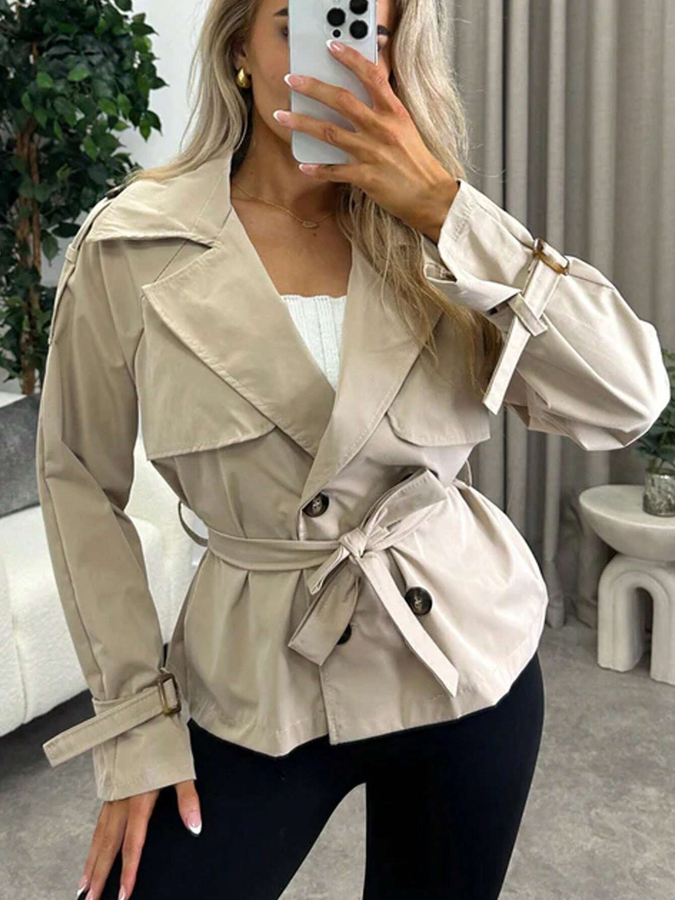 Kort trenchcoat til kvinder | Klassisk beige design | Med bælte og knaplukning