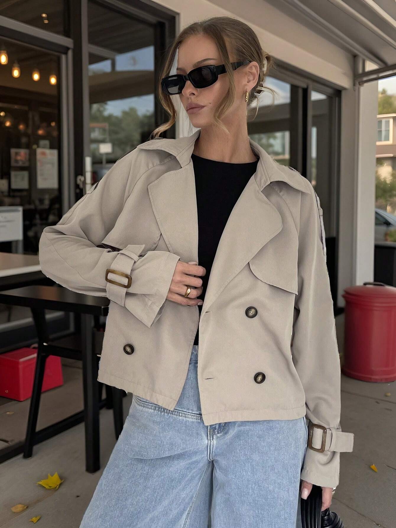 Kort trenchcoat til kvinder | Klassisk beige design | Med bælte og knaplukning