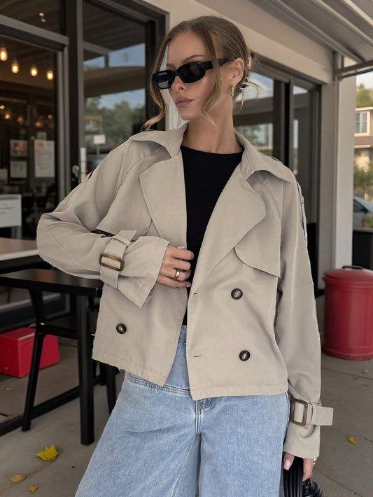 Kort trenchcoat til kvinder | Klassisk beige design | Med bælte og knaplukning