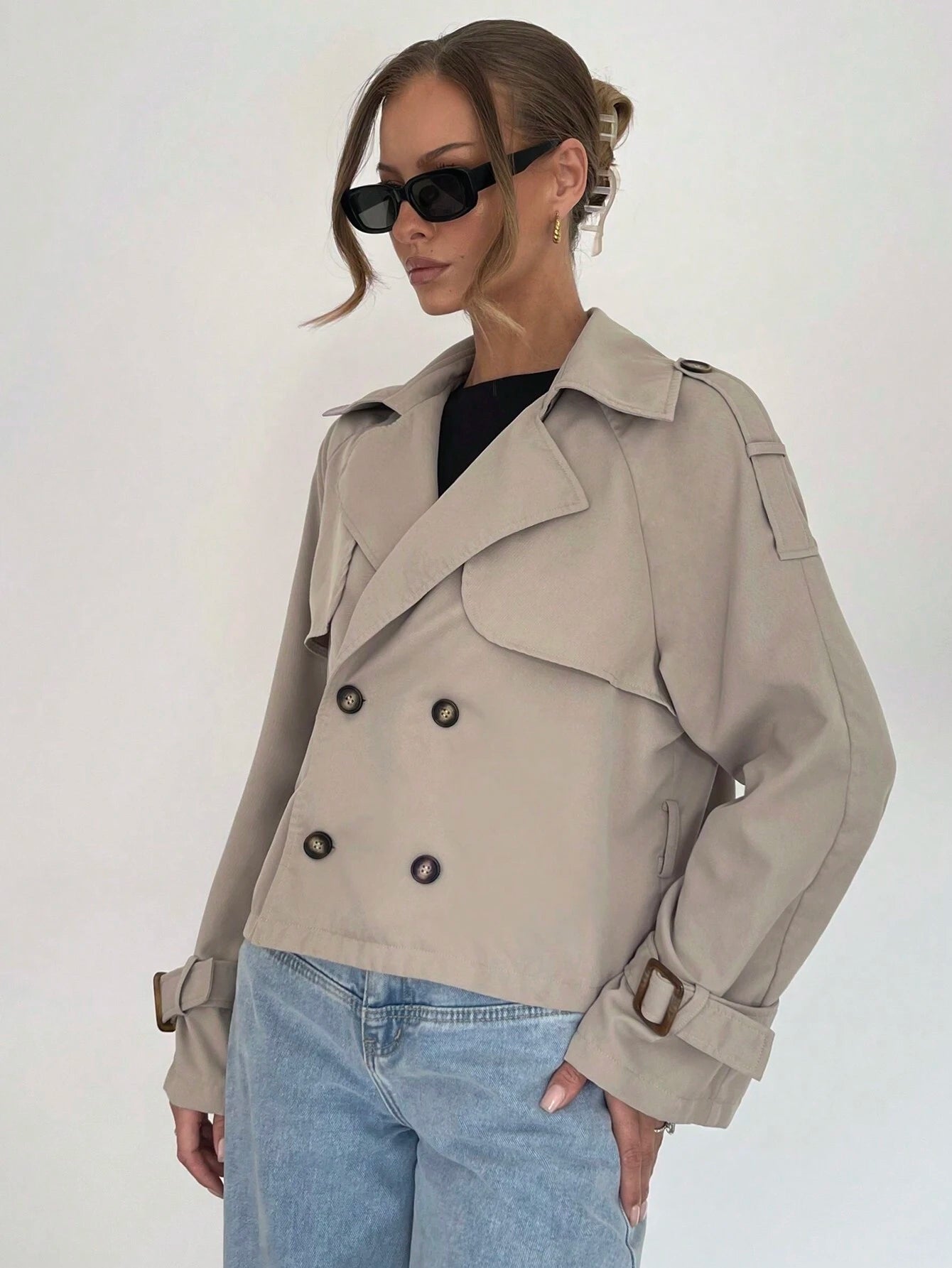 Kort trenchcoat til kvinder | Klassisk beige design | Med bælte og knaplukning
