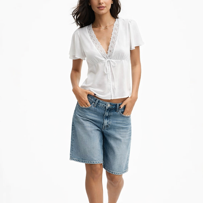 Elegant satin top med V-hals og blonder