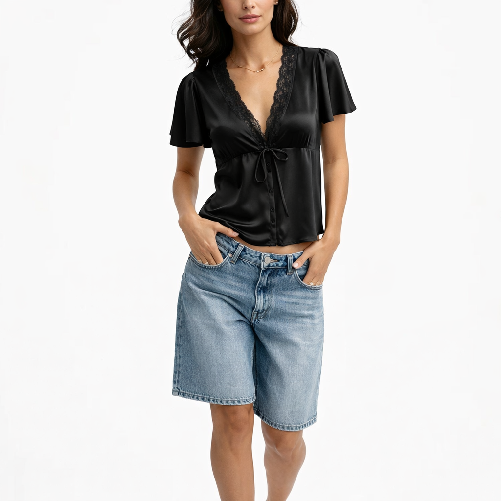 Elegant satin top med V-hals og blonder