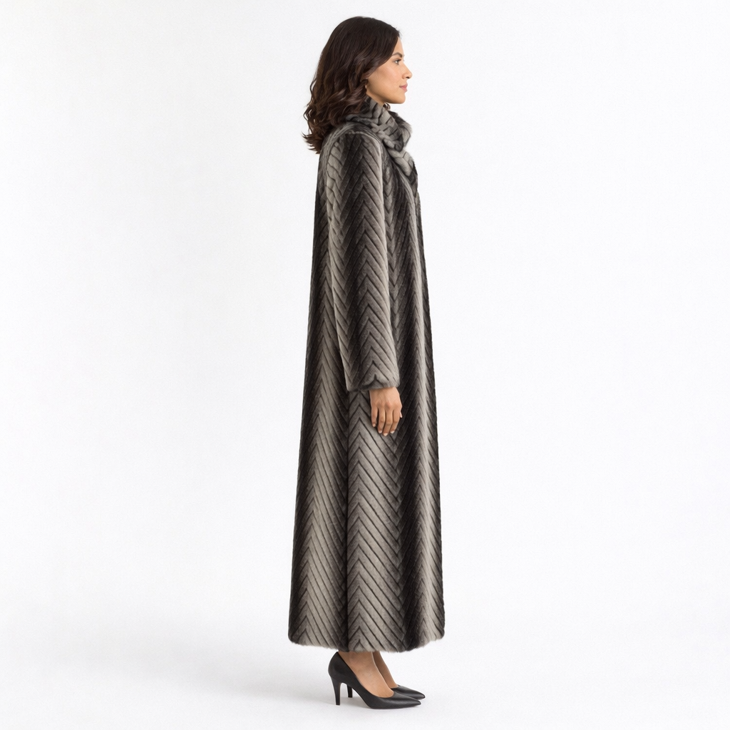 Lang damefrakke i kaninpels | Ståkrave | Elegant gradueret design