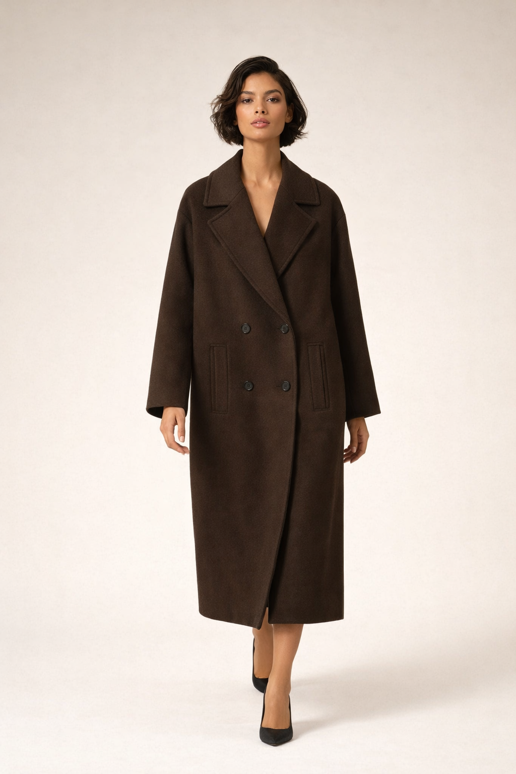 Elegant lang frakke med klassisk snit og stilren silhuet