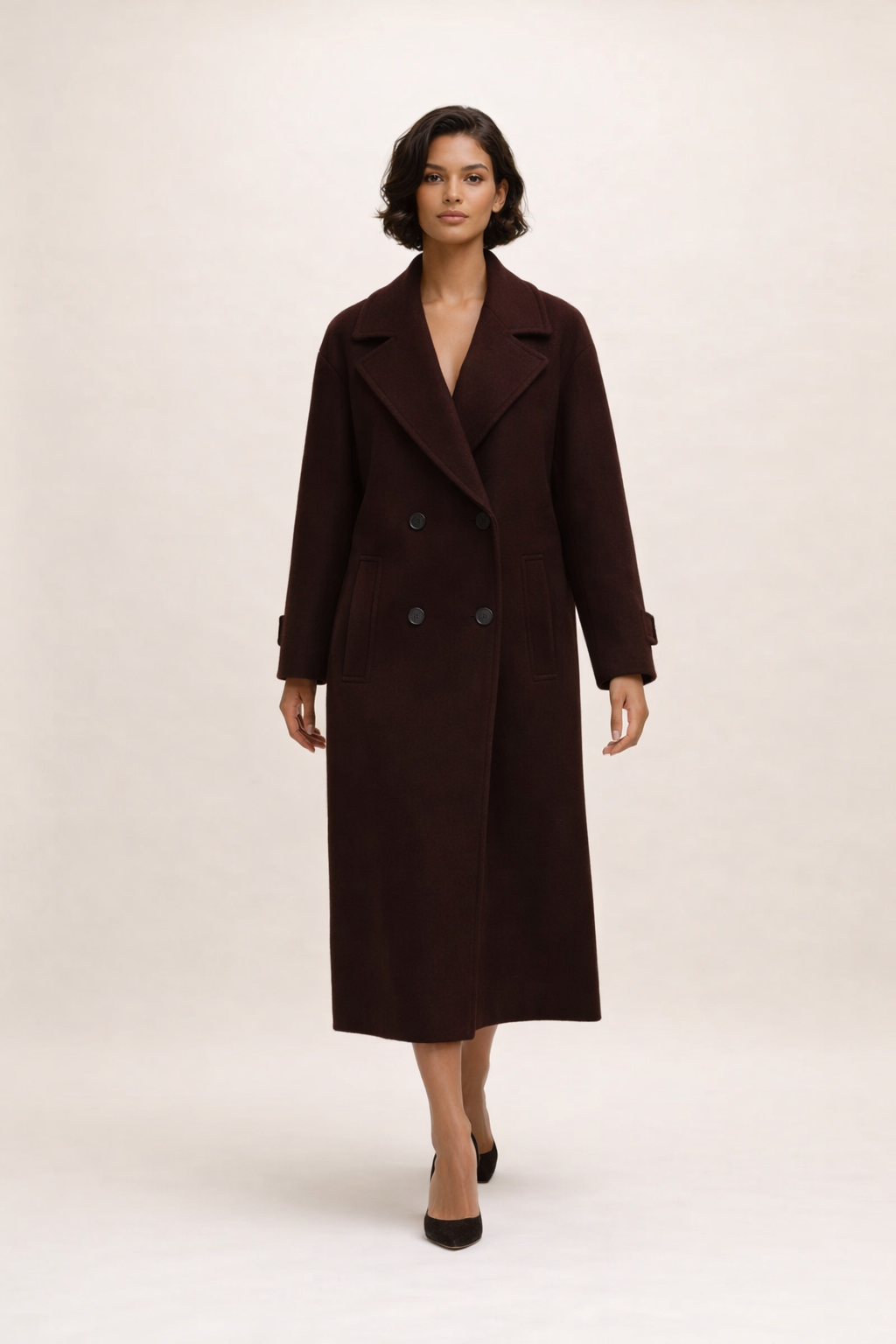 Elegant lang frakke med klassisk snit og stilren silhuet