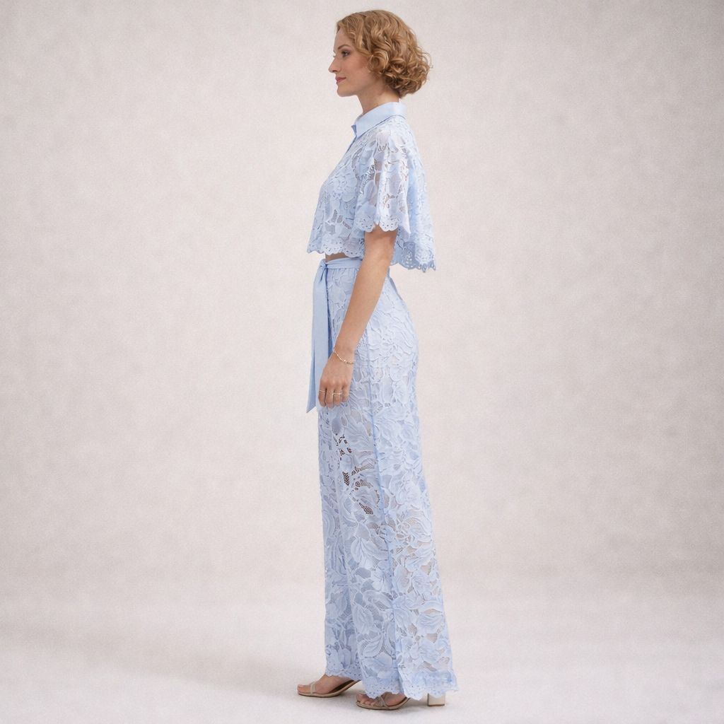 Todelt Sæt med Crop Top og Vide Bukser – Blomstret Udskæringsmønster | Bindebånd i Taljen | Let, Elegant Silhuet