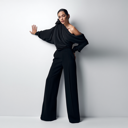 Asymmetrisk bluse til kvinder | Off-shoulder design med blomsterdetalje | Draperet mesh og lange ærmer