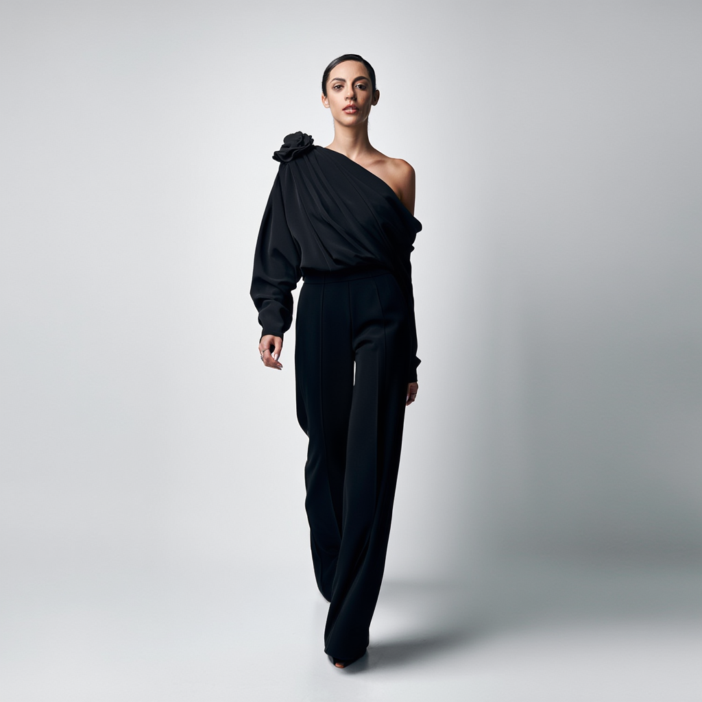 Asymmetrisk bluse til kvinder | Off-shoulder design med blomsterdetalje | Draperet mesh og lange ærmer