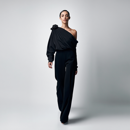 Asymmetrisk bluse til kvinder | Off-shoulder design med blomsterdetalje | Draperet mesh og lange ærmer