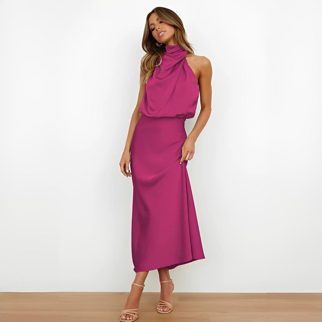 Midi kjole med halterneck og drapering – Høj hals | Åben skulderlinje | Markerede talje | Elegant, flydende fald