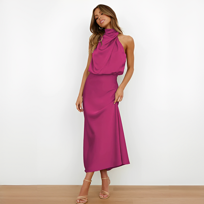 Midi kjole med halterneck og drapering – Høj hals | Åben skulderlinje | Markerede talje | Elegant, flydende fald