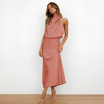 Midi kjole med halterneck og drapering – Høj hals | Åben skulderlinje | Markerede talje | Elegant, flydende fald
