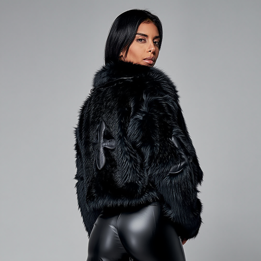 Dame kort vinterjakke i imitationpels | Boxy model med lapelkrave og skjult lukning