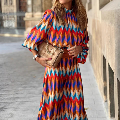 Midi kjole med zigzag-print – Skjortekrave | Knaplukning foran | Bindebælte i taljen | Løse ærmer med opsmøg