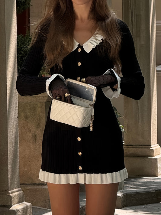 Elegant ribstrikket kjole til kvinder med flæsekrave og dekorative knapper