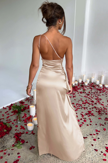 Kvindes maxikjole med asymmetrisk snit | Elegant one-shoulder design i glansfuld stof