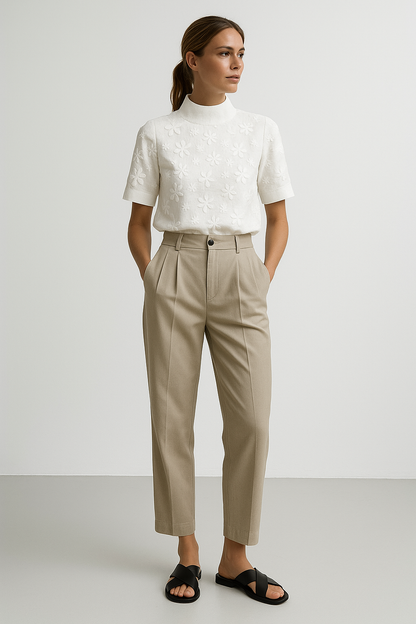 Elegant Damebluse med Broderi | Kortærmet Bluse med Ståkrave | Let og Feminin til Hverdag og Kontor