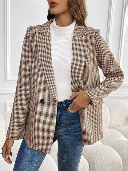 Elegant ternet blazer med knapper og lommer i klassisk snit til kvinder