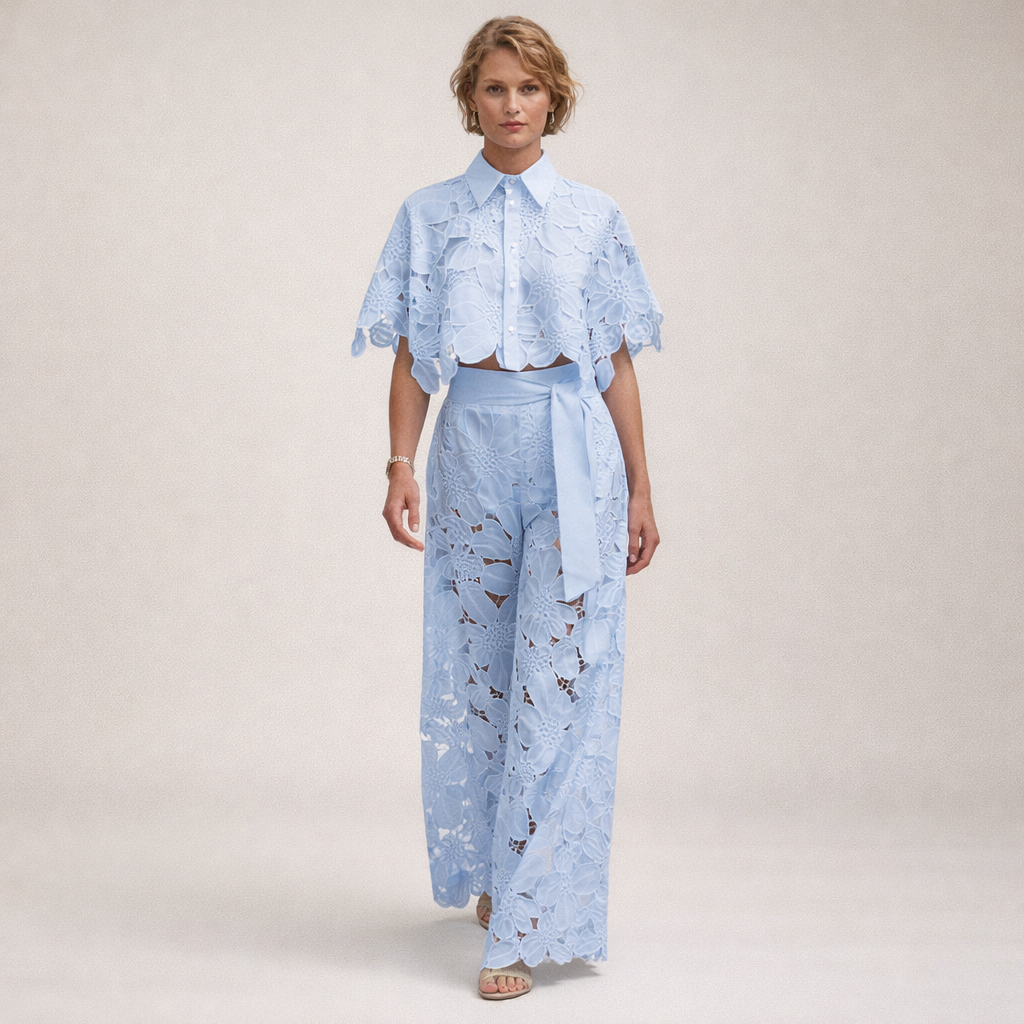 Todelt Sæt med Crop Top og Vide Bukser – Blomstret Udskæringsmønster | Bindebånd i Taljen | Let, Elegant Silhuet