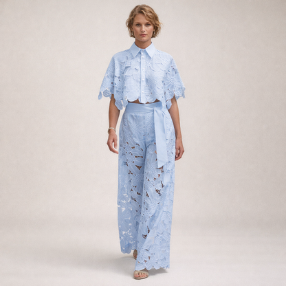 Todelt Sæt med Crop Top og Vide Bukser – Blomstret Udskæringsmønster | Bindebånd i Taljen | Let, Elegant Silhuet