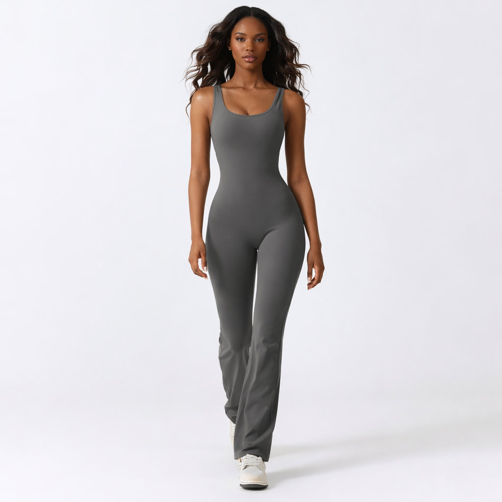Ærmeløs sports jumpsuit med kropsnær pasform og let flare-ben