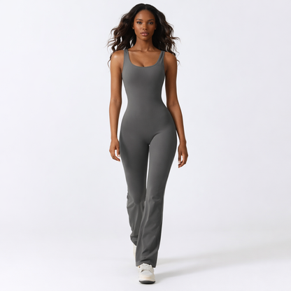 Ærmeløs sports jumpsuit med kropsnær pasform og let flare-ben