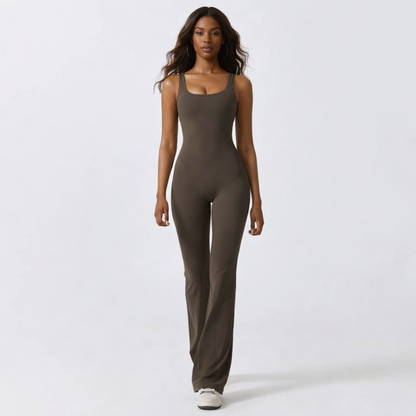 Ærmeløs sports jumpsuit med kropsnær pasform og let flare-ben