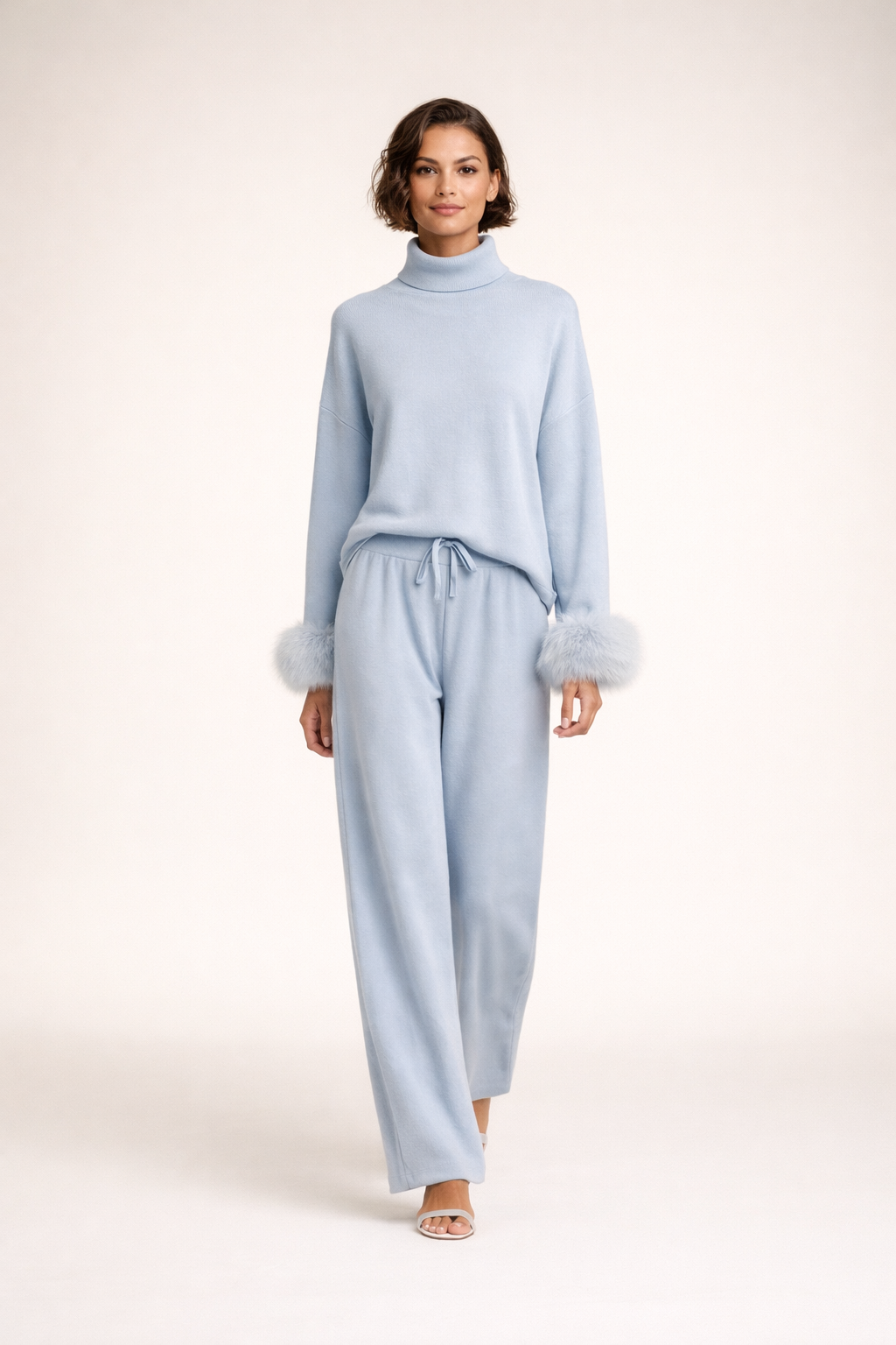 Strikket sæt til kvinder med høj hals og elegante pelsmanchetter