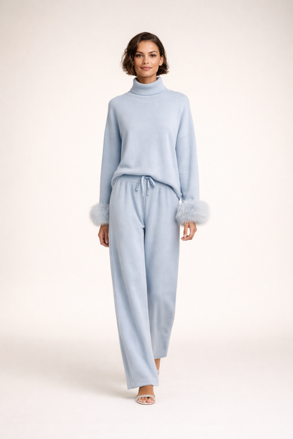 Strikket sæt til kvinder med høj hals og elegante pelsmanchetter