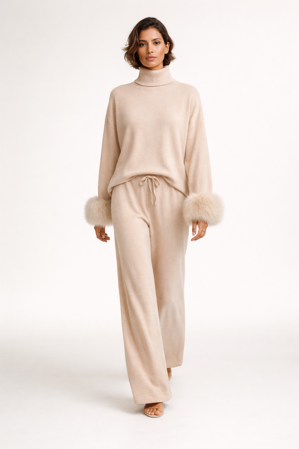 Strikket sæt til kvinder med høj hals og elegante pelsmanchetter