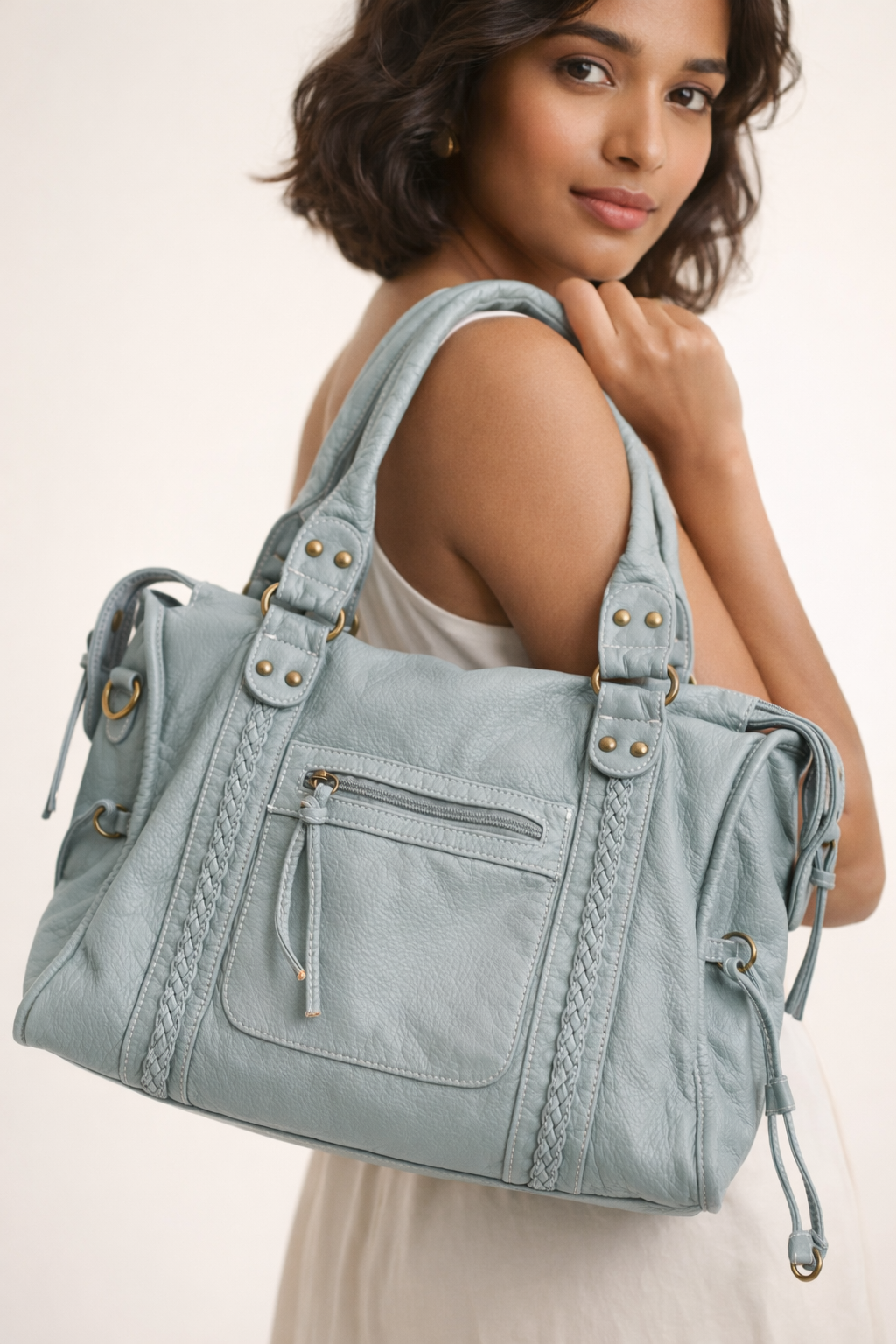 Stor skuldertaske til kvinder med flettede detaljer og rummelig tote-form