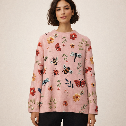 Strikket pullover til kvinder med dekorativt blomster- og insektprint