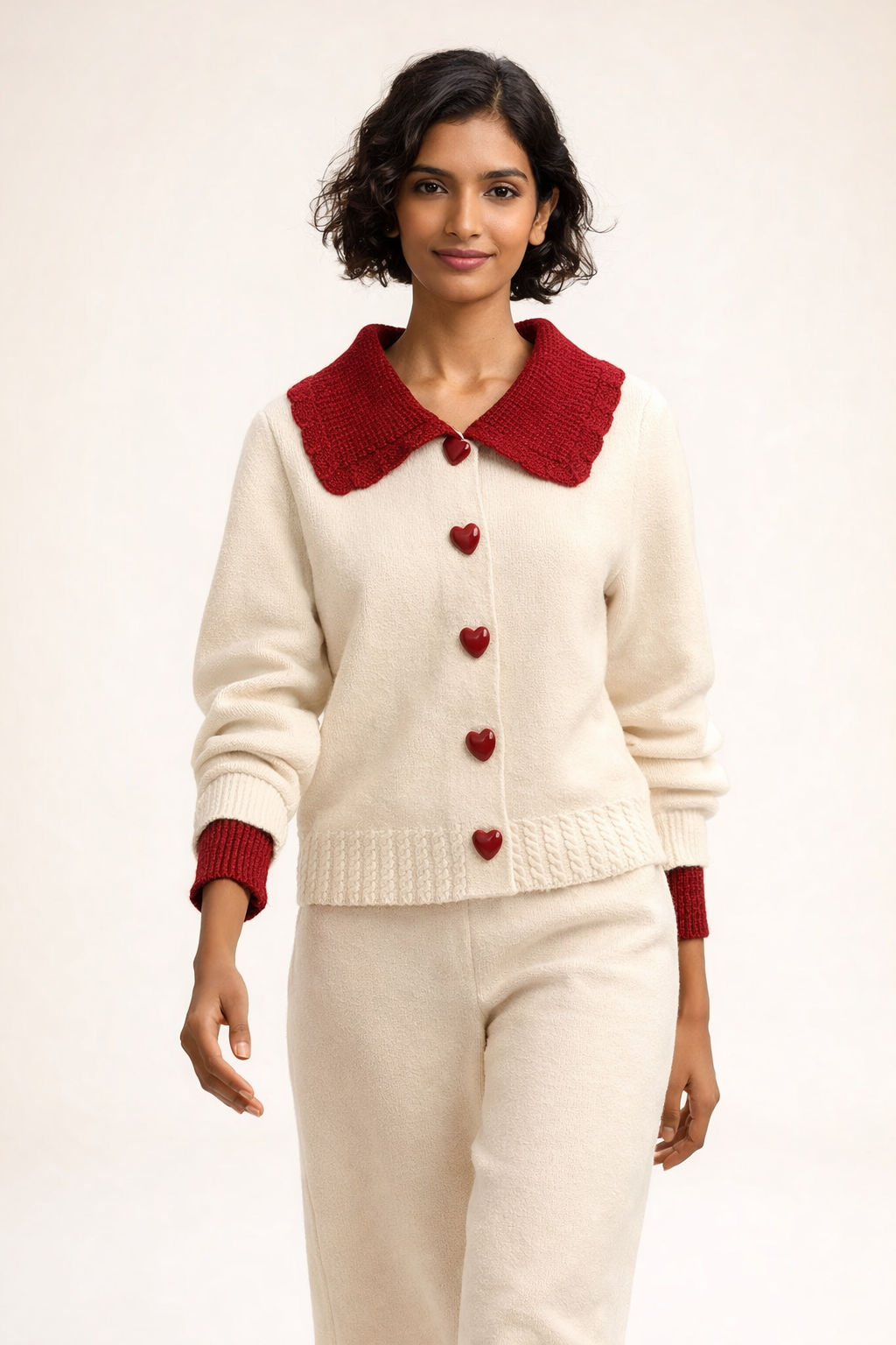 Elegant cardigan med kontrastkrave og knaplukning i klassisk snit til kvinder