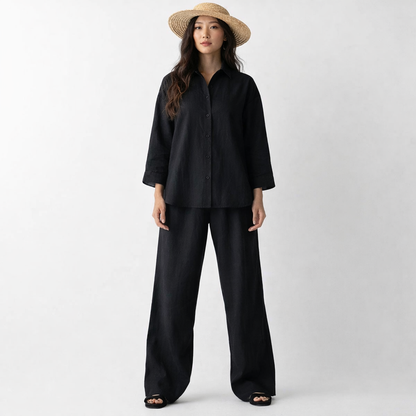 Afslappet todelt sæt i bomuld med skjorte og løstsiddende bukser